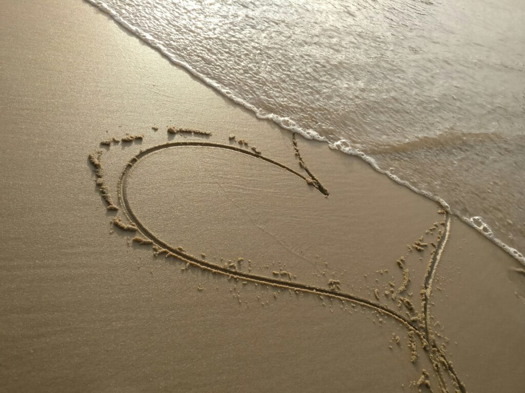 قلب حب مرسوم على الشاطئ